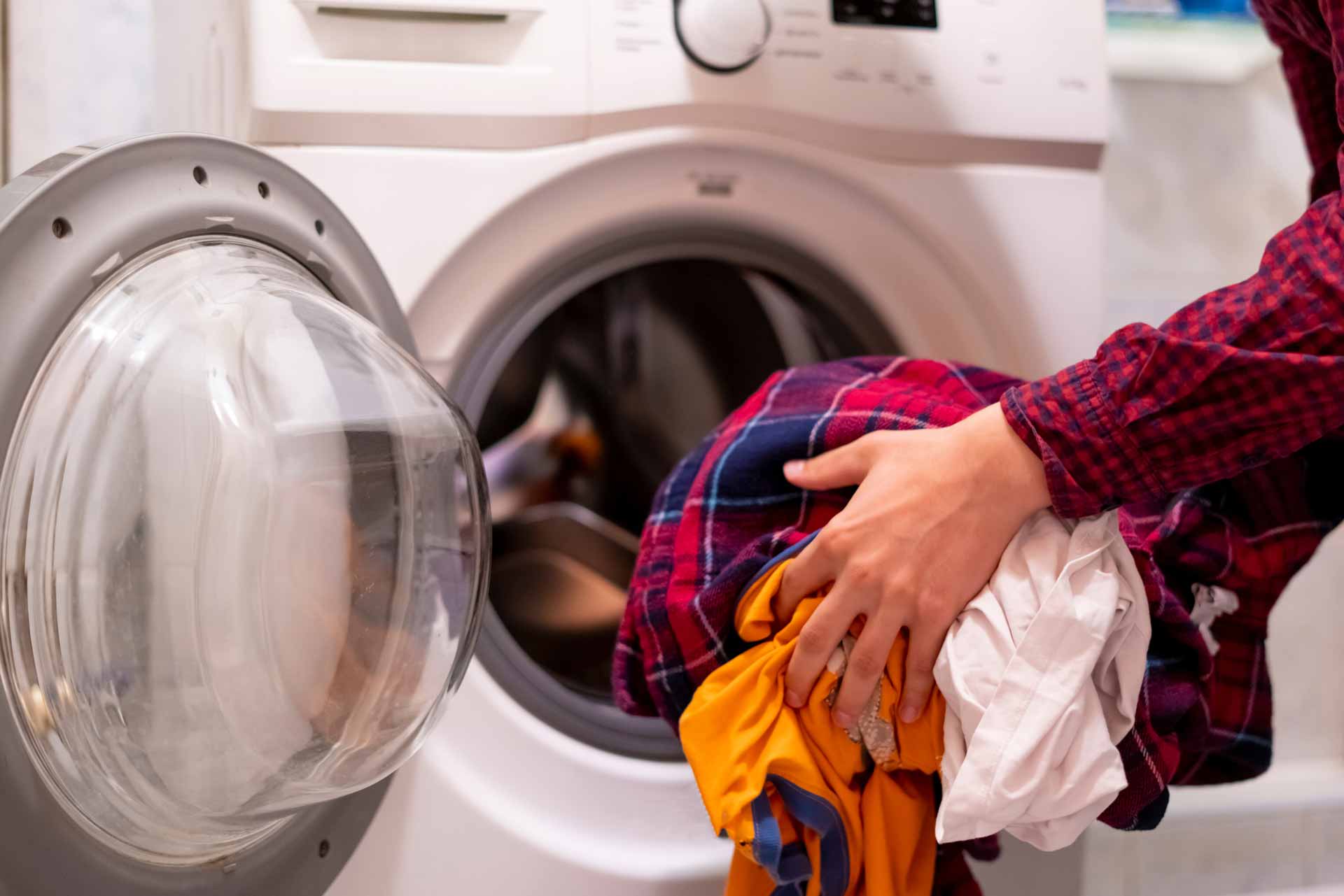 Loading wet clothes in to a clothes dryer